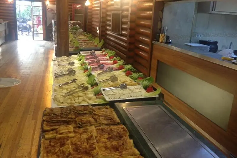 Ahşap salonda uzanan açık büfe hattı