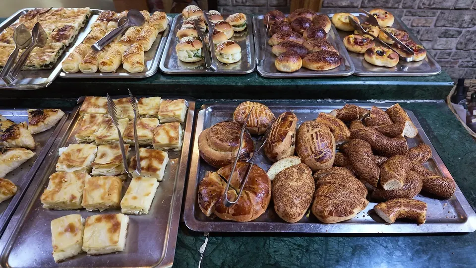Büfede sıcak börek ve poğaçalar