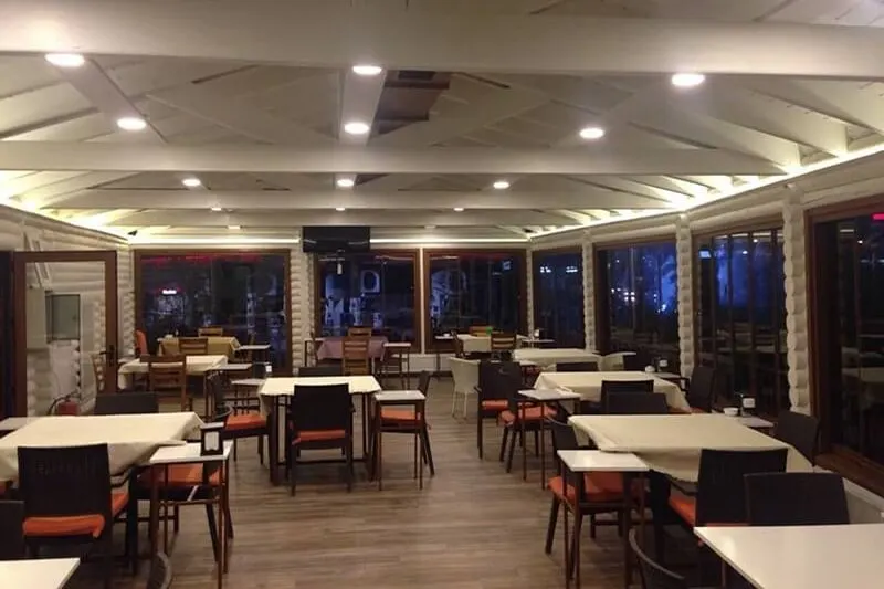 Aydınlık kapalı salon