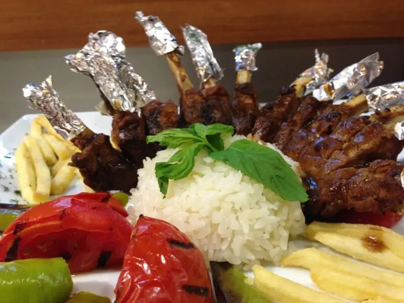 Kuzu pirzola, pilav ve közlenmiş sebze